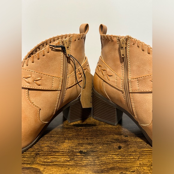 Frye and Co. Women’s Light Tan Palma Stacked Heel Booties NWT Various Sizes - Picture 7 of 8